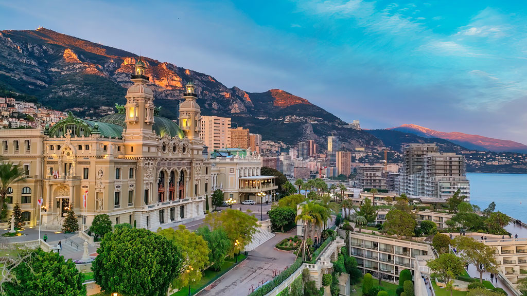 Intérieur lumineux d'un appartement de prestige à Monaco avec vue sur la Méditerranée