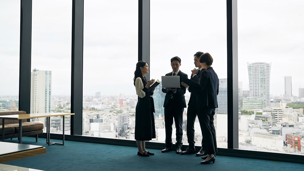 Consultation entre professionnels de l'immobilier dans un bureau moderne à Monaco
